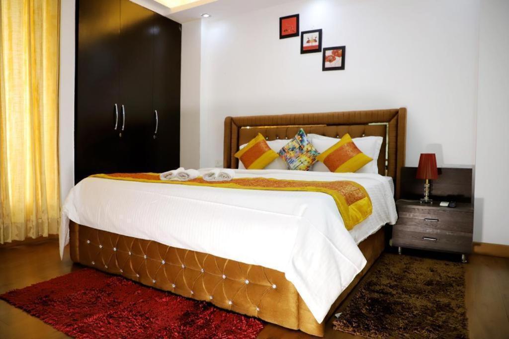 Apartment Divine India Service 3bhk, J-215 Saket