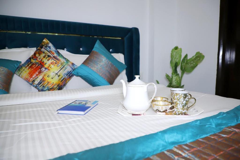 Apartment Divine India Service 3bhk, J-215 Saket