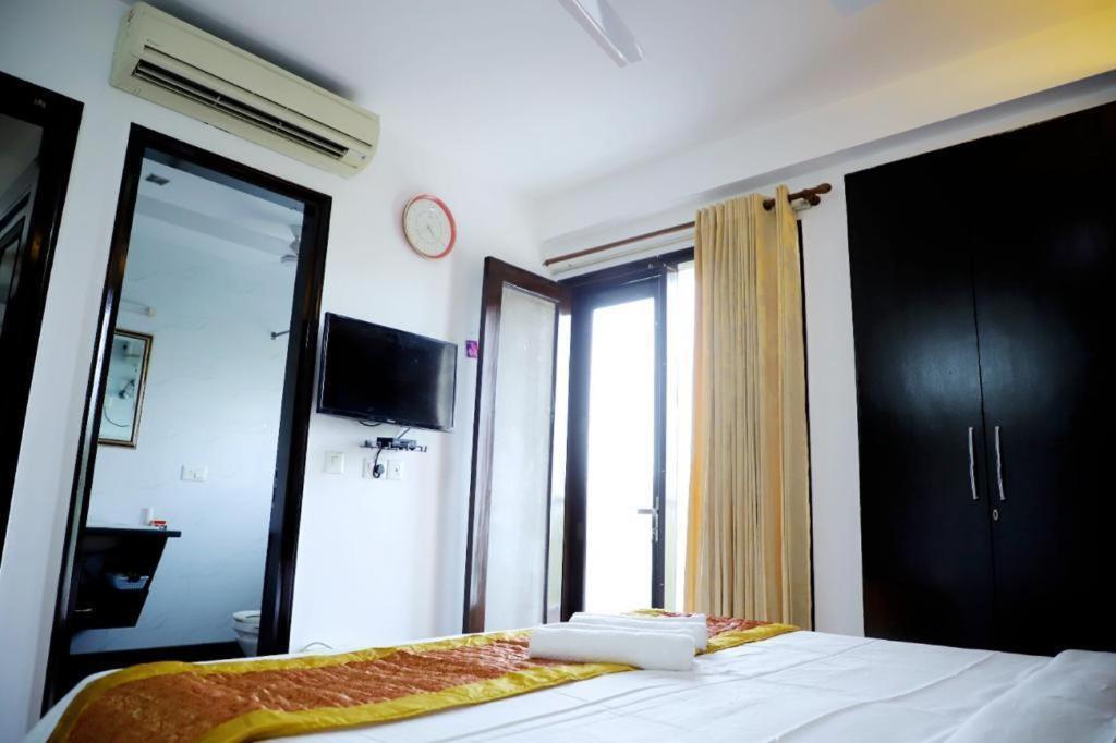 Divine India Service 3bhk, J-215 Saket *