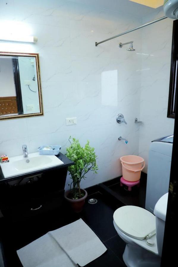 Divine India Service 3bhk, J-215 Saket * New Delhi