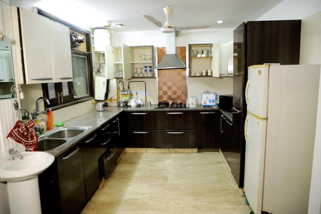 Divine India Service 3bhk, J-215 Saket * New Delhi