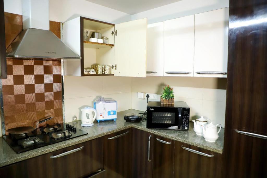 Apartment Divine India Service 3bhk, J-215 Saket