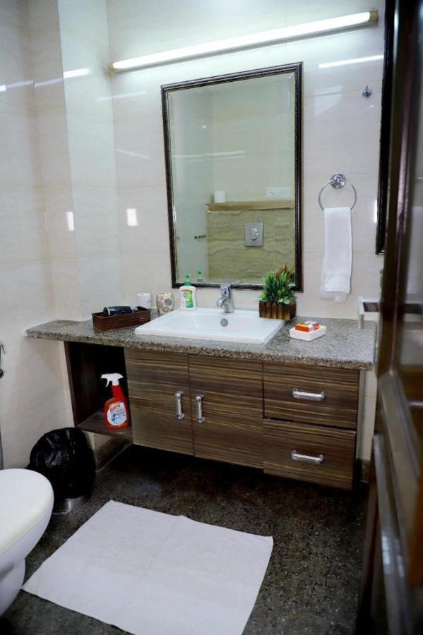 Apartment Divine India Service 3bhk, J-215 Saket New Delhi