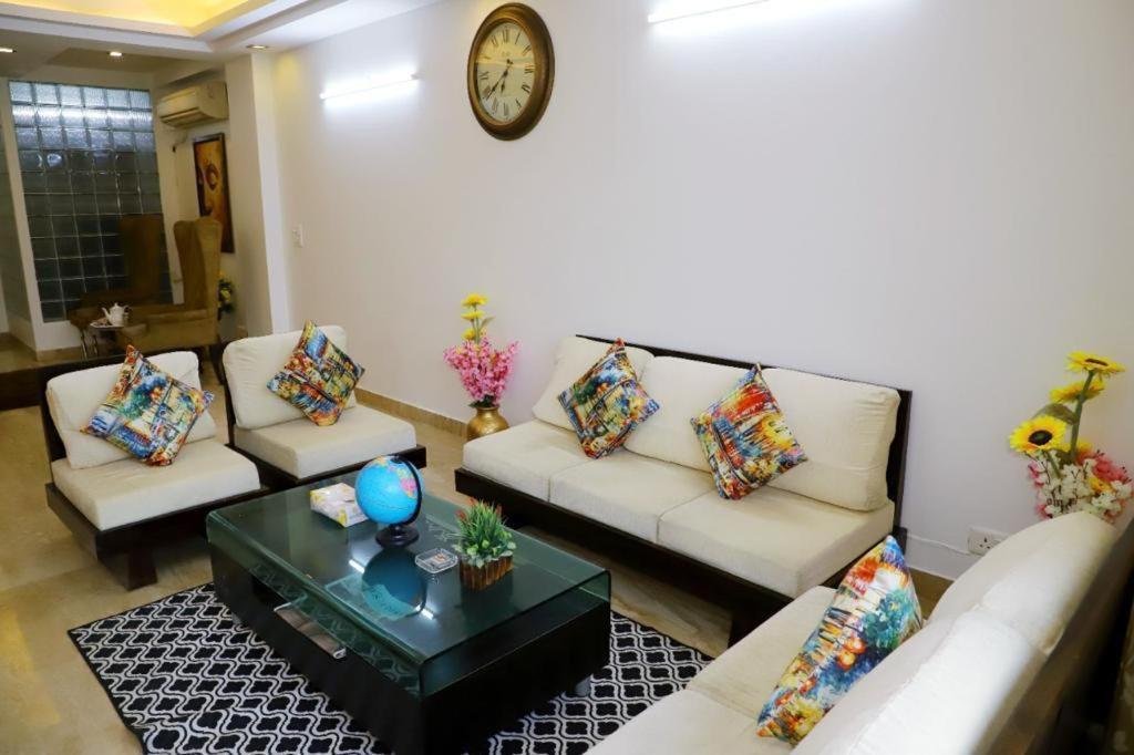 Apartment Divine India Service 3bhk, J-215 Saket New Delhi